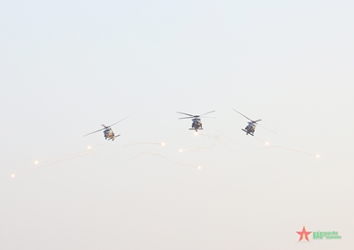 空军力量与浓厚文化特色的街上阅兵式