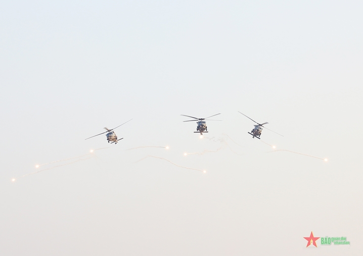 空军力量与浓厚文化特色的街上阅兵式