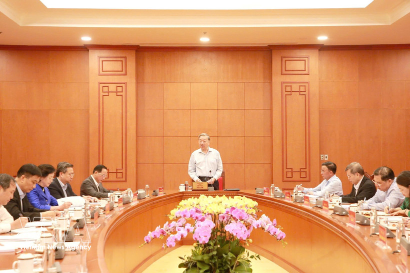 越共中央总书记苏林与中央办公厅及参谋机构举行工作会议