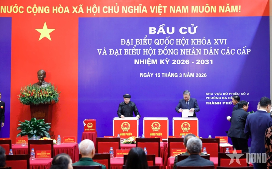 越共中央总书记苏林在河内巴亭坊第2投票区参加选举投票