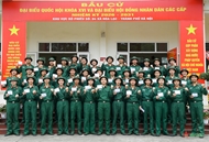 新兵欣喜地行使了他们的首次投票权

