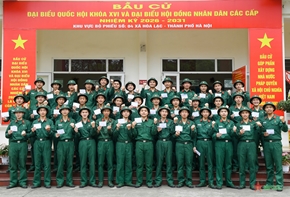 新兵欣喜地行使了他们的首次投票权