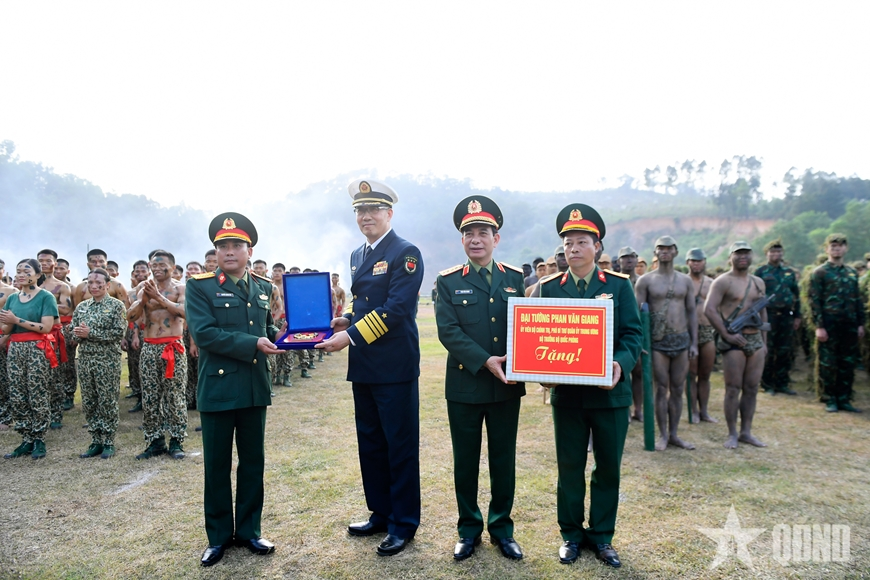 中国国防部长访问越南人民军特工兵种113特工旅