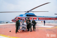 175军医院联合紧急救治并转运潘荣岛危重患者至陆地治疗
