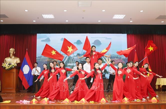 推崇越南语：维系越老特殊关系万古长青的桥梁