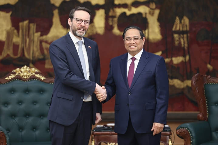 越南政府总理范明政会见英国驻越南大使伊恩·弗鲁