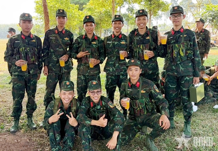 第七军区302师：为操场上的新兵加油打气