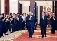 越共中央总书记、国家主席苏林与国家主席办公厅干部会面