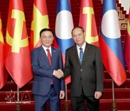 老挝人民革命党中央政治局委员、中央书记处常务书记维莱·拉坎丰举行隆重仪式欢迎陈锦秀访老