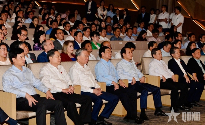 越共中央总书记、国家主席苏林出席“祖国在心中”艺术表演活动