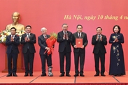 越共中央总书记、国家主席苏林向国会党委颁发2025—2030年任期人事决定