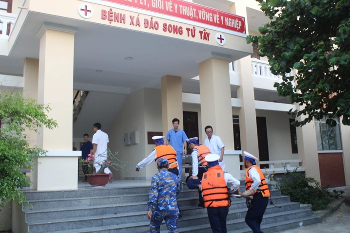 西双子岛医疗所为渔民进行急救