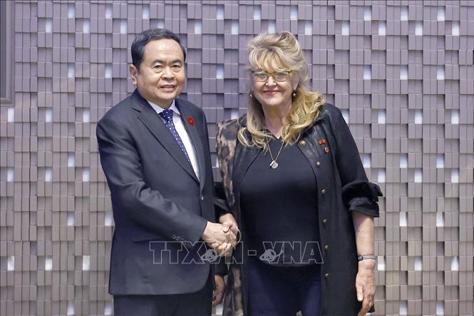 越南国会主席陈青敏会见越南驻意大利都灵名誉领事桑德拉·斯卡利奥蒂