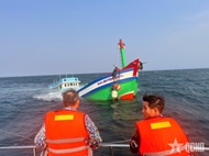 及时救助海上遇险的两名船员