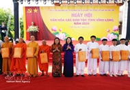 越南国家副主席武氏映春出席永隆省各民族文化节