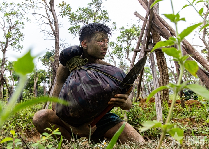 军医学员进行战斗中渡河演练