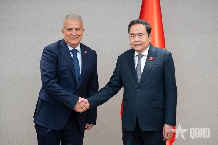 越南国会主席陈青敏会见越南驻土耳其伊斯坦布尔市名誉领事阿里·泰佐尔梅兹