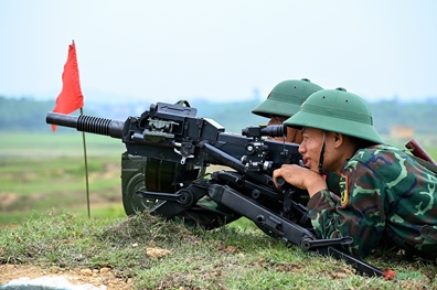 312师141团战士自信参加射击考核