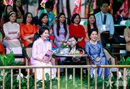 越共中央总书记、国家主席夫人与韩国总统夫人参观越南民族学博物馆