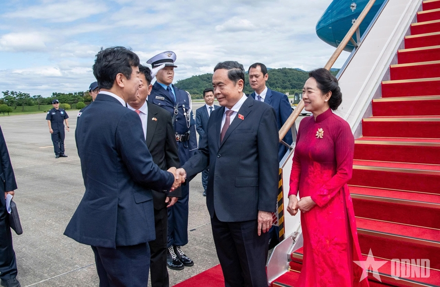 越南国会主席陈青敏偕夫人开始对韩国进行正式访问