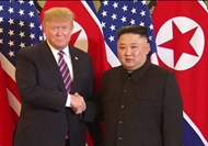 ທ່ານ Donald Trump ປະທານາທິບໍດີ ສ.ອາເມລິກາ ພົບປະກັບທ່ານ Kim Jong Un ປະທານ ສປປ.ເກົາຫຼີ ຢູ່ຮ່າໂນ້ຍ