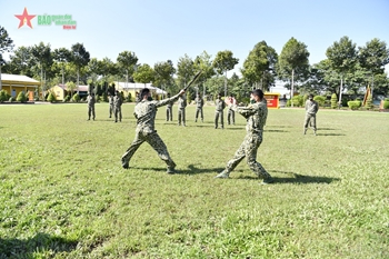 ທະຫານພິເສດຝຶກແອບຢ່າງລຳບາກຢູ່ສະໜາມຝຶກຊ້ອມ