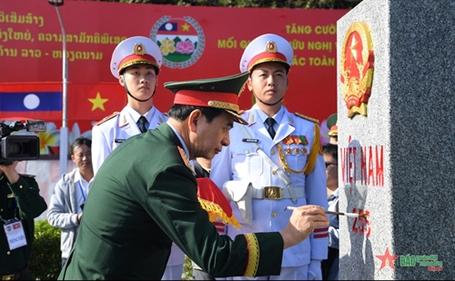 View - 	ກໍາລັງປົກປັກຮັກສາຊາຍແດນສອງປະເທດ ຫວຽດນາມ-ລາວ ລາດຕະເວນຮ່ວມ