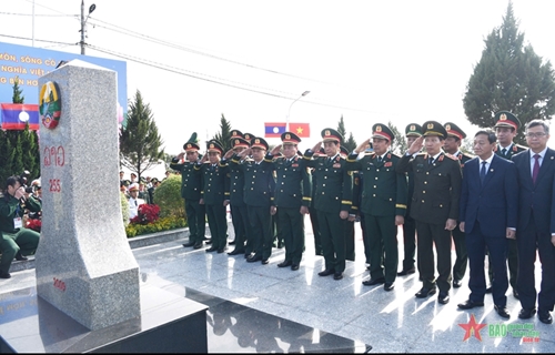 View - 	ກໍາລັງປົກປັກຮັກສາຊາຍແດນສອງປະເທດ ຫວຽດນາມ-ລາວ ລາດຕະເວນຮ່ວມ