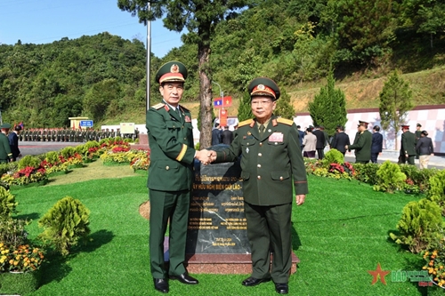 View - 	ກໍາລັງປົກປັກຮັກສາຊາຍແດນສອງປະເທດ ຫວຽດນາມ-ລາວ ລາດຕະເວນຮ່ວມ