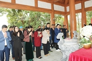 ສະຖານທູດລາວ ປະຈໍາ ຫວຽດນາມ ຖະຫວາຍທູບທຽນອາໄລຫາປະທານໂຮ່ຈີມິນ ຢູ່ ATK ດິ້ງຮວ໊າ