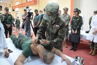 ດຳເນີນການກວດ ແລະປິ່ນປົວພະຍາດ ແລະແຈກຢາຍຢຸກຢາໂດຍບໍ່ເສຍຄ່າໃຫ້ແກ່ປະຊາຊົນຢູ່ເຂດຊາຍແດນ ຫວຽດນາມ-ຈີນ ຈຳນວນກວ່າ 3.000 ຄົນ