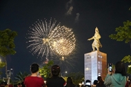 ນະ​ຄອນໂຮ່​ຈີ​ມິນ ຮຸ່ງ​ເຮືອງ​ເຫຼືອງ​ເຫຼື້ອມ​ດ້ວຍ​ລາຍ​ການ​ຍິງ​ບັ້ງ​ໄຟ​ດອກ ແລະບັນ​ດາ​ລາຍ​ການ​ສະ​ແດງ​ສິ​ລະ​ປະ