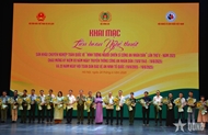 ແຜ່ຂະຫຍາຍຮູບພາບຂອງນາຍຕໍາຫຼວດປະຊາຊົນເທິງເວທີສະແດງ