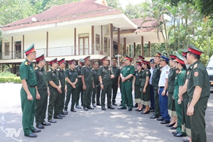 ຄະນະພະນັກງານລາວ ແລກປ່ຽນ, ຖອດຖອນບົດຮຽນຢູ່ທະຫານເຂດ 1
