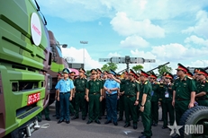 ພົນເອກ ຟານວັນຢາງ ລົງກວດກາເຂດວາງສະແດງຂອງກະຊວງປ້ອງກັນປະເທດ ຢູ່ງານວາງສະແດງຜົນງານຂອງປະເທດ