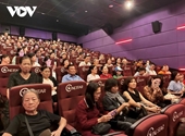 ສາຍ​ຮູບ​ເງົາ ຝົນ​ແດງ ໃຫ້​ຜູ້​ປະ​ສົບ​ເຄາະ​ຮ້າຍ​ຈາກ​ທາດ​ພິດ​ສີ​ສົ້ມ ແລະນັກ​ຮົບ​ເກົ່າ ຊົມ ທີ່ນະຄອນໂຮ່ຈີມິນ