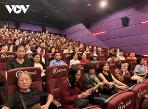 ສາຍ​ຮູບ​ເງົາ ຝົນ​ແດງ ໃຫ້​ຜູ້​ປະ​ສົບ​ເຄາະ​ຮ້າຍ​ຈາກ​ທາດ​ພິດ​ສີ​ສົ້ມ ແລະນັກ​ຮົບ​ເກົ່າ ຊົມ ທີ່ນະຄອນໂຮ່ຈີມິນ