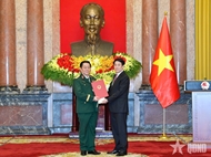 ມອບຂໍ້ຕົກລົງແຕ່ງຕັ້ງໃຫ້ດໍາລົງຕໍາແໜ່ງຫົວໜ້າກົມໃຫຍ່ການເມືອງ ກອງທັບປະຊາຊົນຫວຽດນາມ ແລະເລື່ອນຊັ້ນ ຂຶ້ນຊັ້ນພົນເອກ ແລະພົນໂທ ໃຫ້ບັນດາສະຫາຍພະນັກງານກອງທັບ