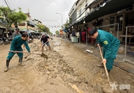 ທັງຊ່ວຍເຫຼືອປະຊາຊົນ “ເຮັດອະນາໄມຫຼັງນ້ຳຖ້ວມ” ທັງຈັດກໍາລັງທະຫານໄປຕ້ານພາຍຸ