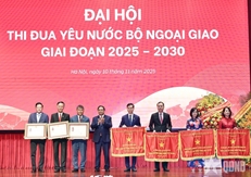 ກໍ່ສ້າງພື້ນຖານການທູດທີ່ຮອບດ້ານ, ທັນສະໄໝ, ເຂັ້ມຂຸ້ນໄປດ້ວຍສີສັນຫວຽດນາມ