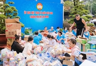 ຝາກຄວາມຮັກແພງ ແລະແບ່ງປັນເຖິງພໍ່ແມ່ປະຊາຊົນຢູ່ເຂດປະສົບໄພນ້ຳຖ້ວມ