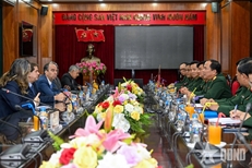 ຄະນະຜູ້ແທນສຳນັກຂ່າວສານອາເມລິກາລາຕິນ Prensa Latina ຂອງກູບາ ມາຢ້ຽມຢາມ ແລະເຮັດວຽກຢູ່ໜັງສືພິມກອງທັບປະຊາຊົນ