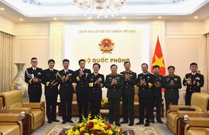 ທ່ານພົນເອກ ຫງວຽນເຕິນເກືອງ ຕ້ອນຮັບຜູ້ບັນຊາການກໍາລັງປ້ອງກັນຕົວຢູ່ທະເລ ຍີ່ປຸ່ນ