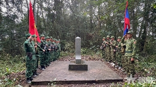 ລາດຕະເວນສອງຝ່າຍປົກປັກຮັກສາຊາຍແດນ ເນື່ອງໃນໂອກາດສະເຫຼີມສະຫຼອງວັນສ້າງຕັ້ງກອງທັບປະຊາຊົນຫວຽດນາມ