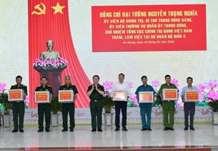 ຄະນະປະຕິບັດງານຂອງຄະນະພັກການທະຫານສູນກາງ, ກະຊວງປ້ອງກັນປະເທດຢ້ຽມຢາມ, ເຮັດວຽກຢູ່ກອງພົນ 4 (ທະຫານເຂດ 9)