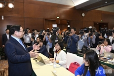 ທ່ານນາຍົກລັດຖະມົນຕີ ຢ້ຽມຢາມ, ລະດົມກໍາລັງໃຈຖັນແຖວນັກຂ່າວ ຢູ່ສູນສື່ມວນຊົນກອງປະຊຸມໃຫຍ່ຄັ້ງທີ XIV ຂອງພັກ