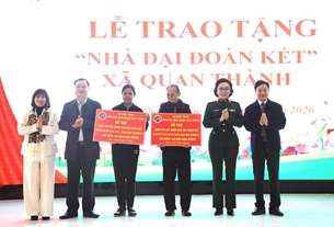 ກົມໃຫຍ່ອຸດສາຫະກໍາປ້ອງກັນຊາດ ແລະໜັງສືພິມກອງທັບປະຊາຊົນຫວຽດນາມ ມອບຂອງຂວັນໃຫ້ຄອບຄົວນະໂຍບາຍ, ປະສົບກັບຄວາມທຸກຍາກຢູ່ແຂວງເງະອານ