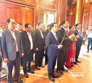 ຄະນະຜູ້ແທນເຂົ້າຮ່ວມກອງປະຊຸມສາກົນກໍ່ສ້າງເສັ້ນຊາຍແດນຫວຽດນາມ-ລາວ ຖະຫວາຍທູບທຽນອາໄລຫາປະທານໂຮ່ຈີມິນ