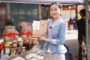 ສີສັນລະດູບານໃໝ່ທີ່ຕະຫຼາດຊາຍແດນເຕັມໄປດ້ວຍນໍ້າໃຈມິດຕະພາບ ຫວຽດນາມ-ລາວ