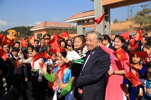 ທ່ານເລຂາທິການໃຫຍ່ ໂຕເລິມ ເຂົ້າຮ່ວມພິທີເປີດນໍາໃຊ້ໂຮງຮຽນເຂດຊາຍແດນຢູ່ແຂວງດ້ຽນບຽນ